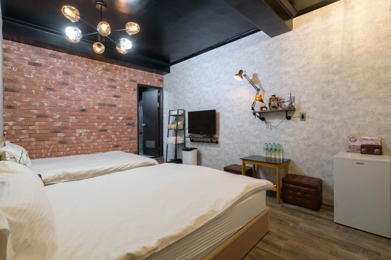 לודונג 羅東夜市 小宅一生民宿 Night Market Small House Lifetime Hotel מראה חיצוני תמונה