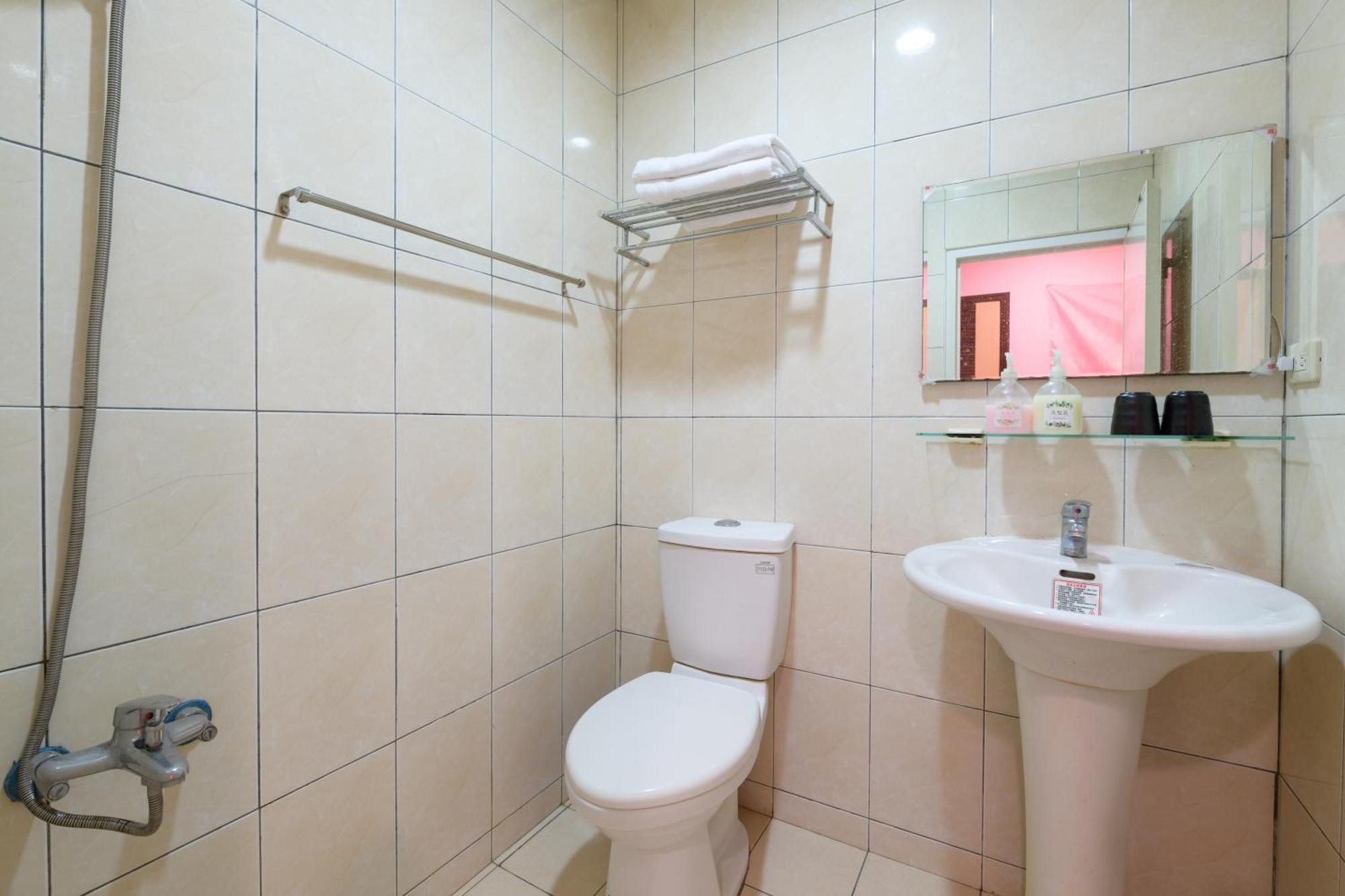 לודונג 羅東夜市 小宅一生民宿 Night Market Small House Lifetime Hotel חדר תמונה